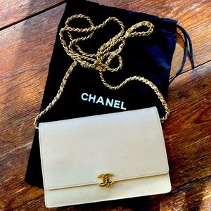 Authentic Chanel Vintage CC leather off white cream (caviar) wallet, gold chain